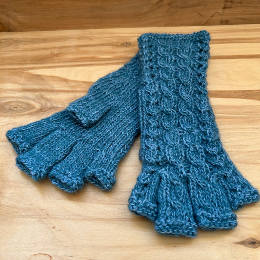 Rokām adīti  puscimdi zilā krāsā (DZTO 97)