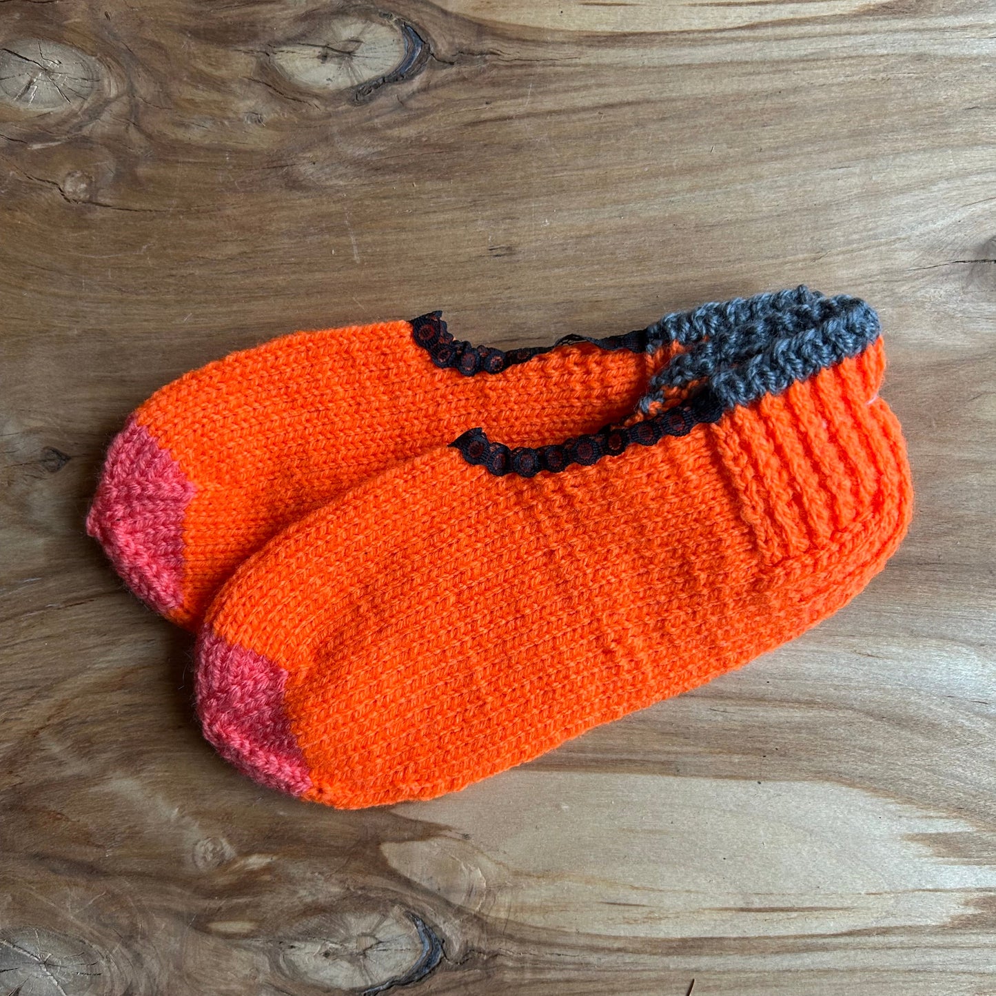 Adītas čības  spilgtā oranžā krāsā 36.-38.izm. (VEZI 40)