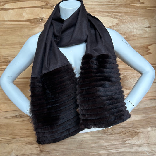 Tumši brūna vilnas šalle ar brūnu truša vilnas dekoratīvu malu (JĀNA 41)