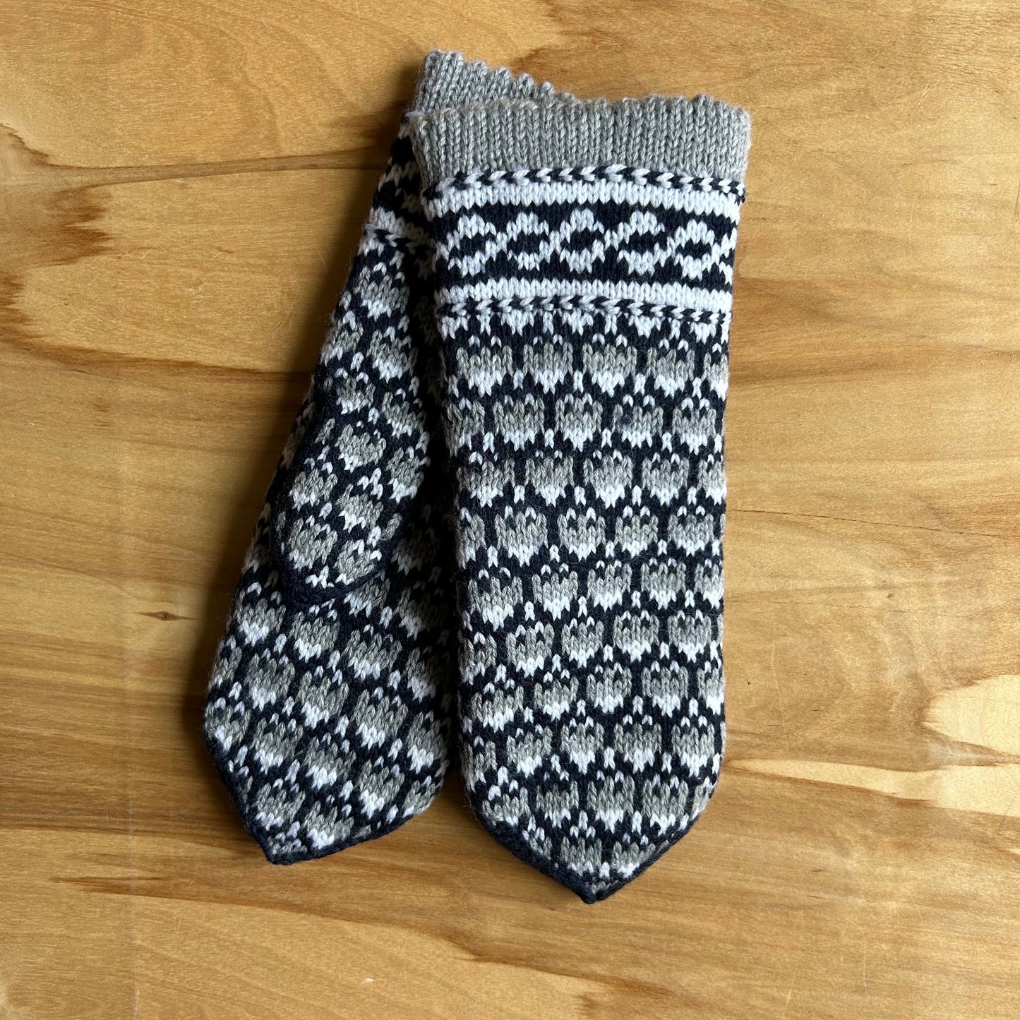 Pelēki merino vilnas dūraiņi ar baltiem un melniem ornamentiem (RABE 86)