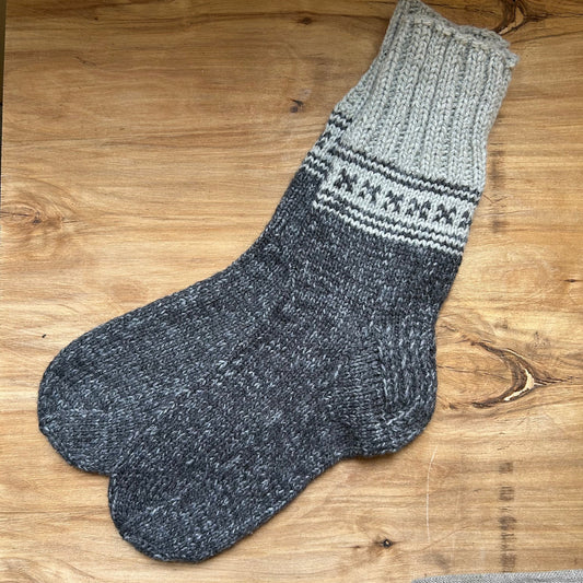 Siltās zeķes 42.-44.izm. tumši brūnā krāsā ar gaiši brūniem ornamentiem (MAFE 21)