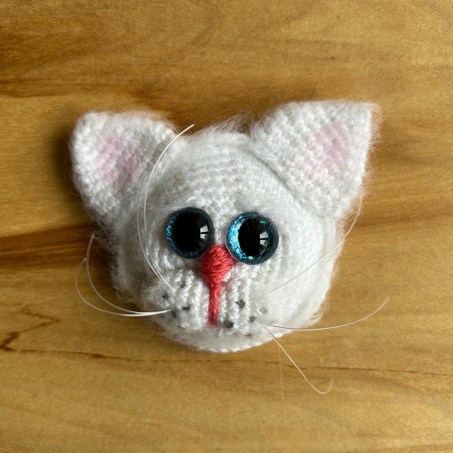 Tamborēta broša Balts kaķis (INBA 24)