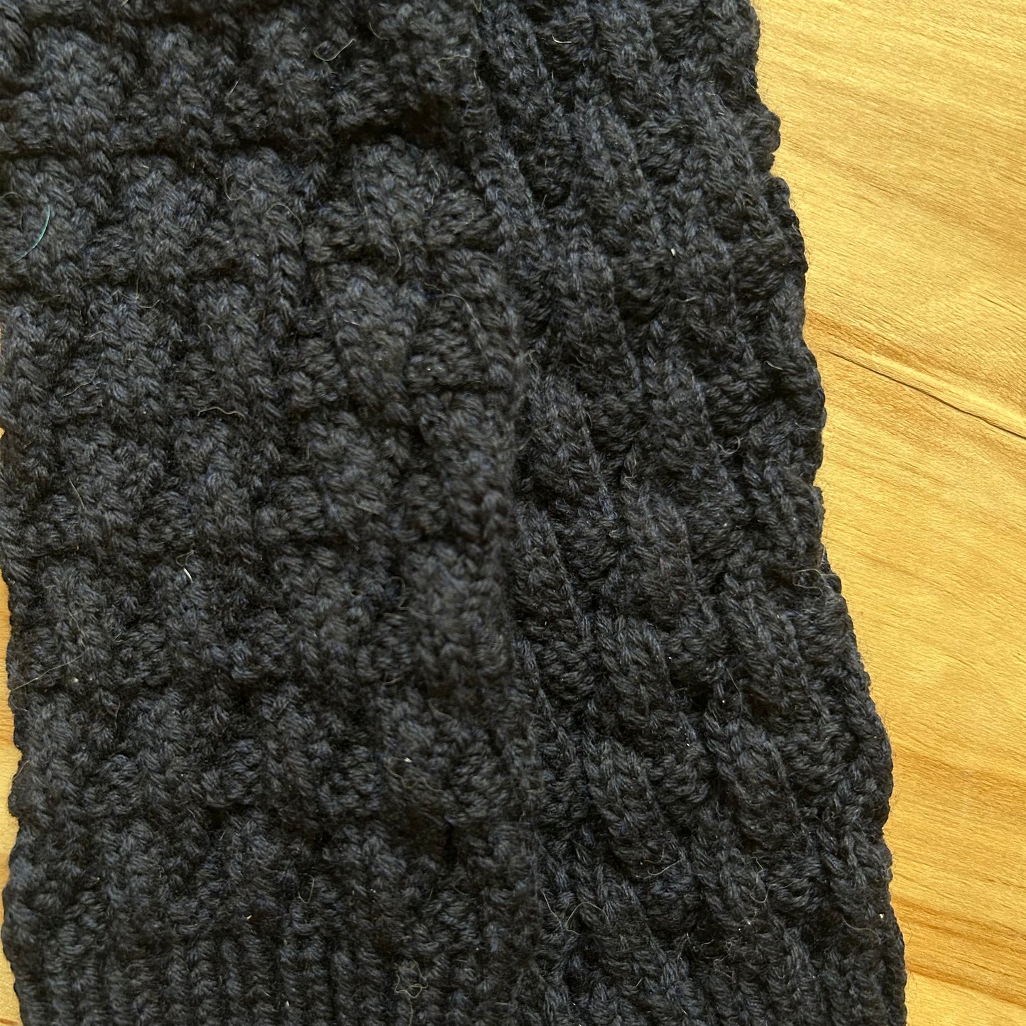 Melnas garas adītas melanža dzijas getras  ar rakstainu valnīti  (VEPA 136)