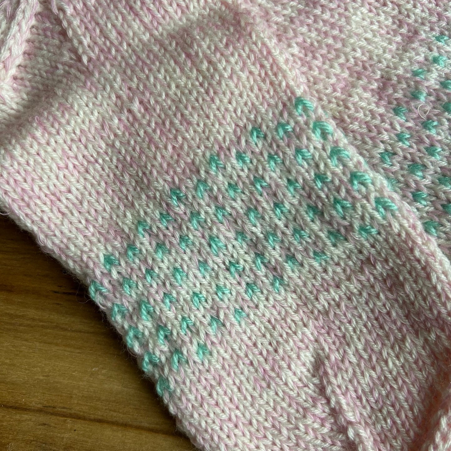 Vilnas zeķes 32.-34.izm. Maigi rozā ar zilganzaļiem ornamentiem (VEZI 67)