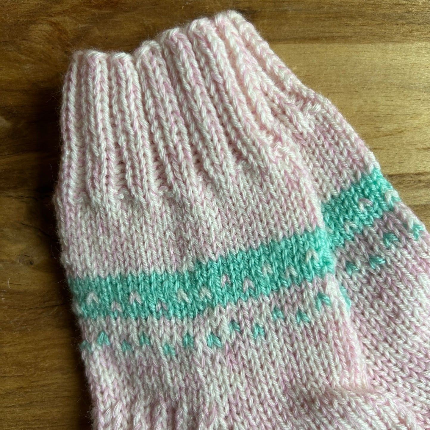 Vilnas zeķes 32.-34.izm. Maigi rozā ar zilganzaļiem ornamentiem (VEZI 67)