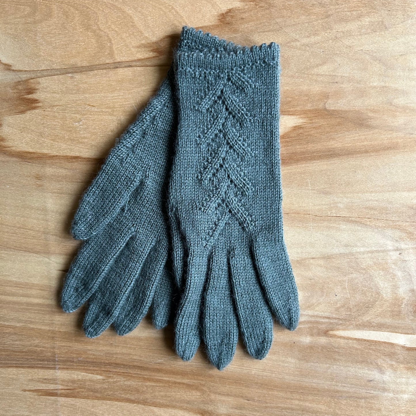 Rokām adīti gaiši pelēkzaļi pirkstaiņi ar skujiņas rakstu plaukstas virspusē (INVA 51)