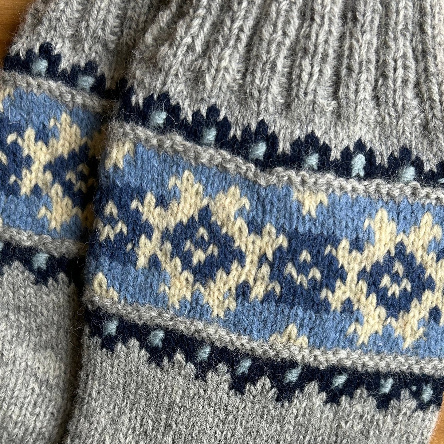 Siltās zeķes 43.-45.izm. pelēkas zeķes ar ornamentiem (MALI 48)