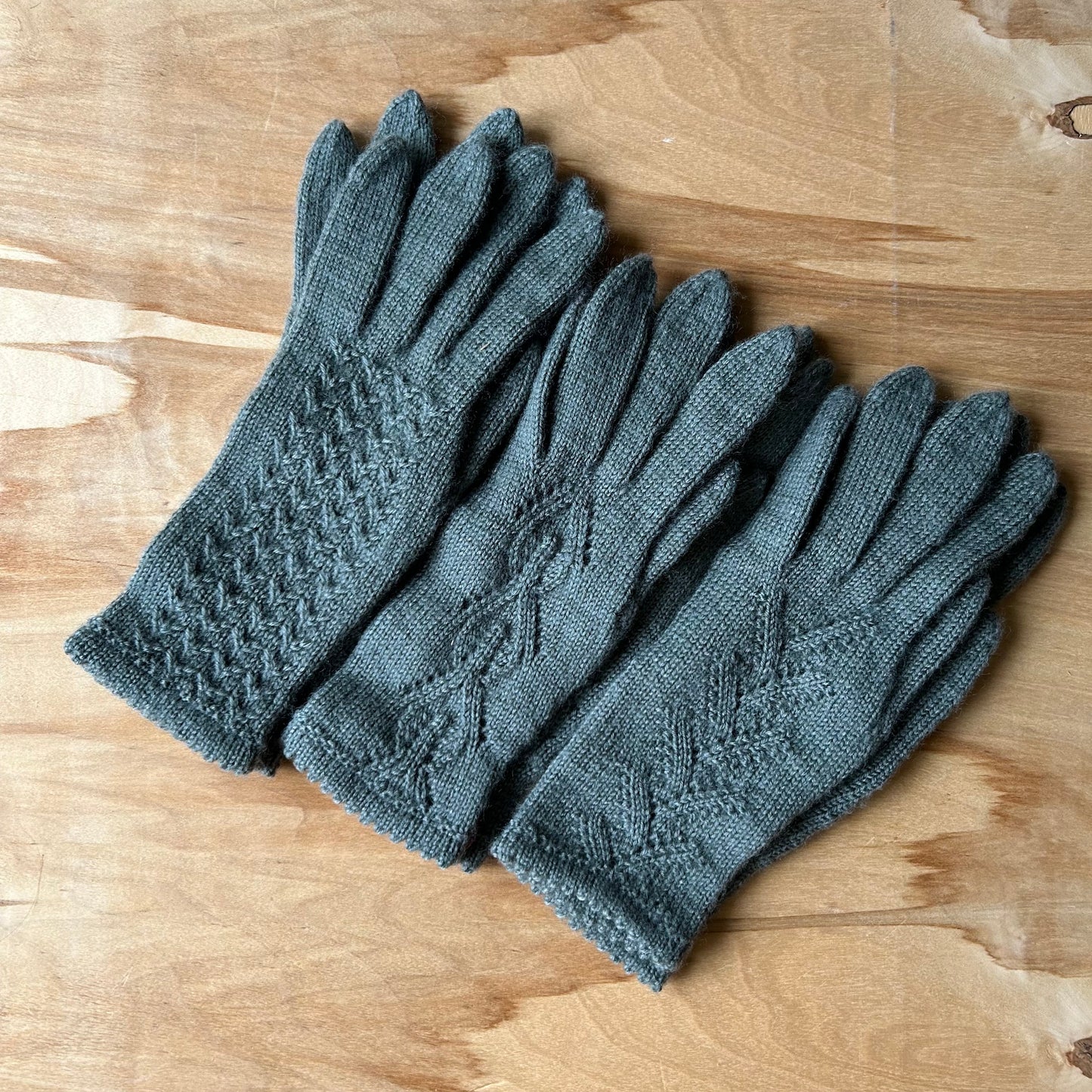 Rokām adīti gaiši pelēkzaļi pirkstaiņi ar skujiņas rakstu plaukstas virspusē (INVA 51)