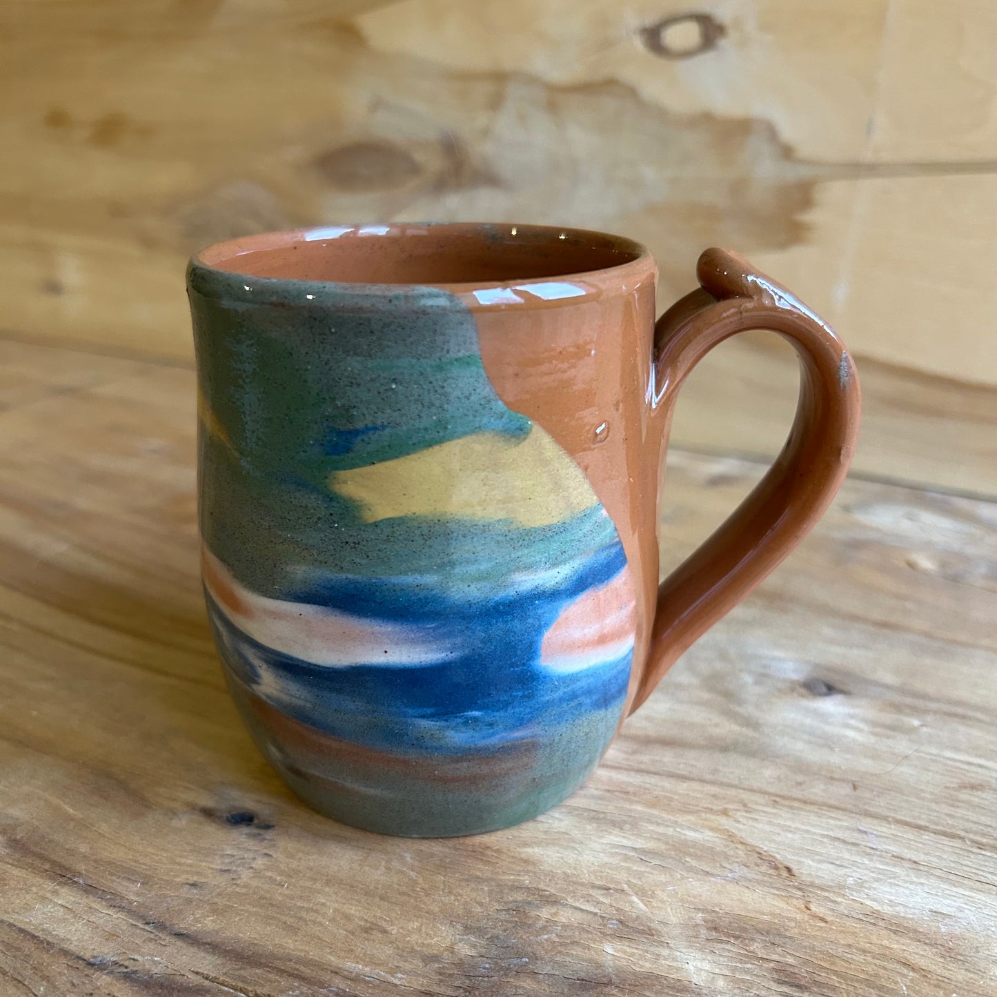 Brūna māla krūze ar glazūras rakstu  (MASP 120)