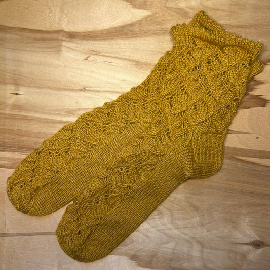 Sinepju dzeltenas krāsas mežģīņu adījuma siltās zeķes 42.-44. izm. (SITĒ 36)