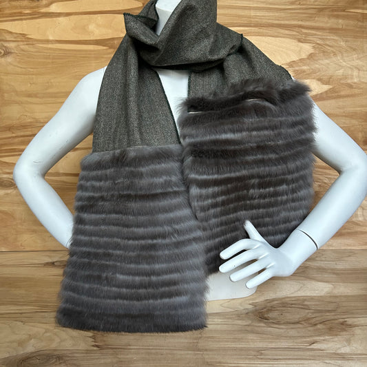 Pelēkbrūna vilnas šalle ar gaišāk brūnu truša vilnas dekoratīvu malu (JĀNA 36)