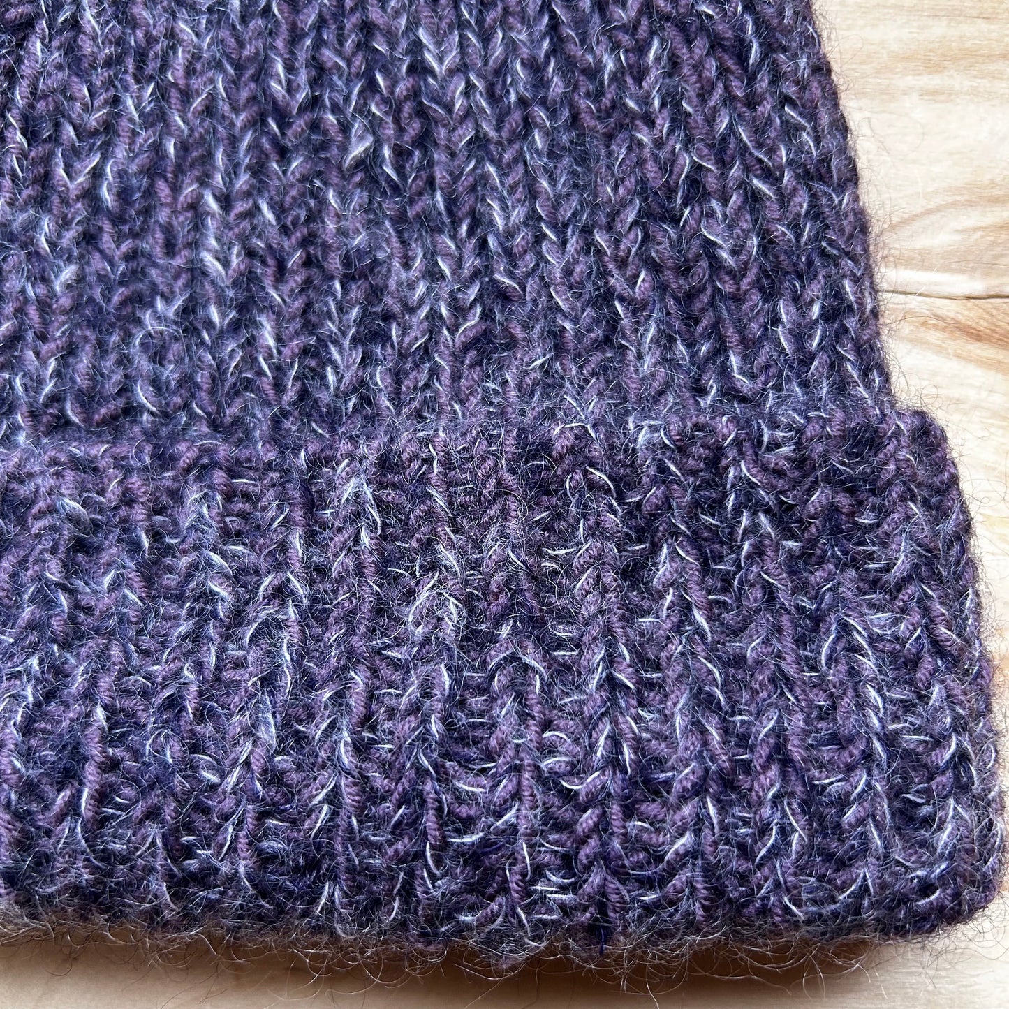 Adīta cepure ar atloku tumši lillā krāsā (RUTO 12)