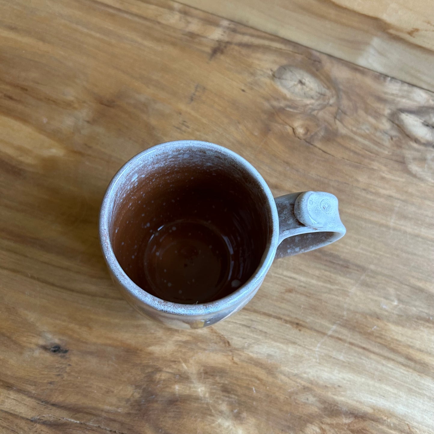 Brūna māla krūze ar glazūras rakstu  (MASP 121)