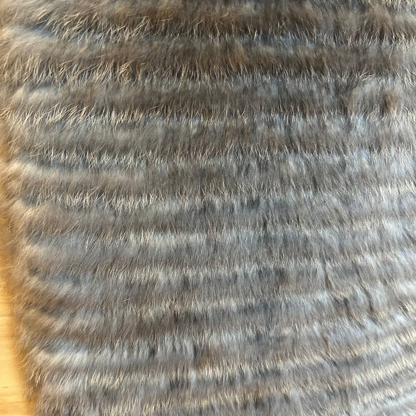 Pelēkbrūna vilnas šalle ar gaišāk brūnu truša vilnas dekoratīvu malu (JĀNA 36)