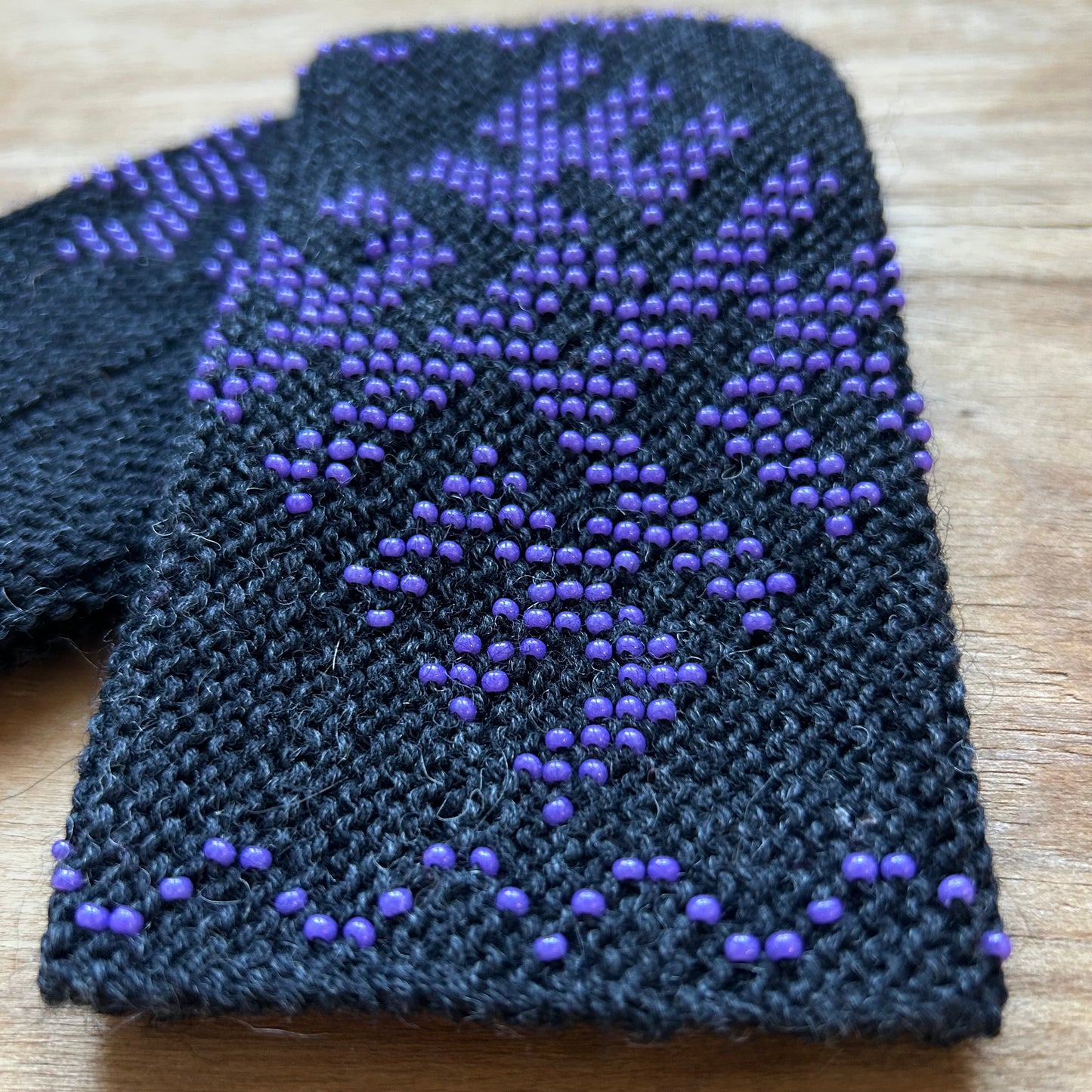 Tumši brūni mauči/pulsa sildītāji ar lillā pērlīšu raksta Ugunskrustiem (ZAMI 49)