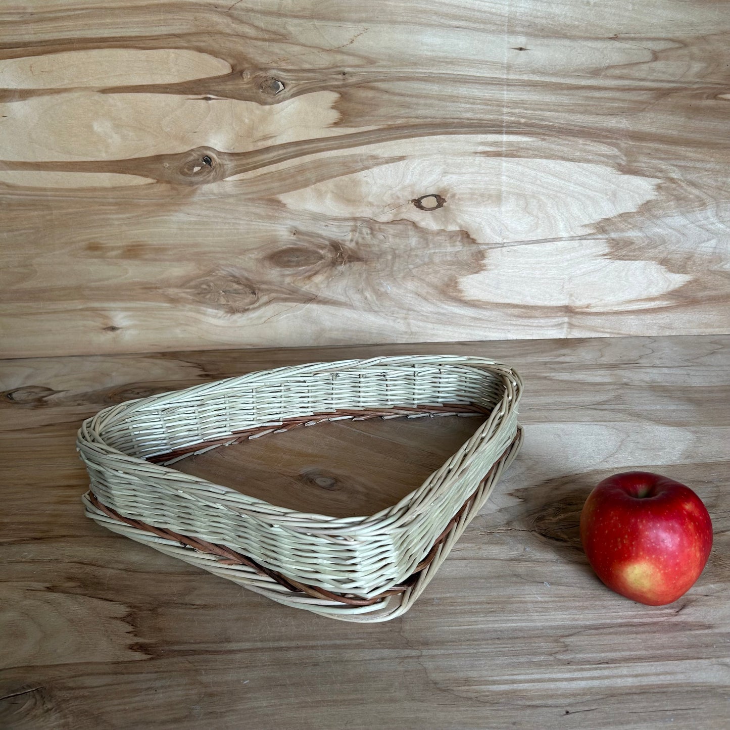 Mizotu klūgu groziņš trijstūra formas (SALA 188)