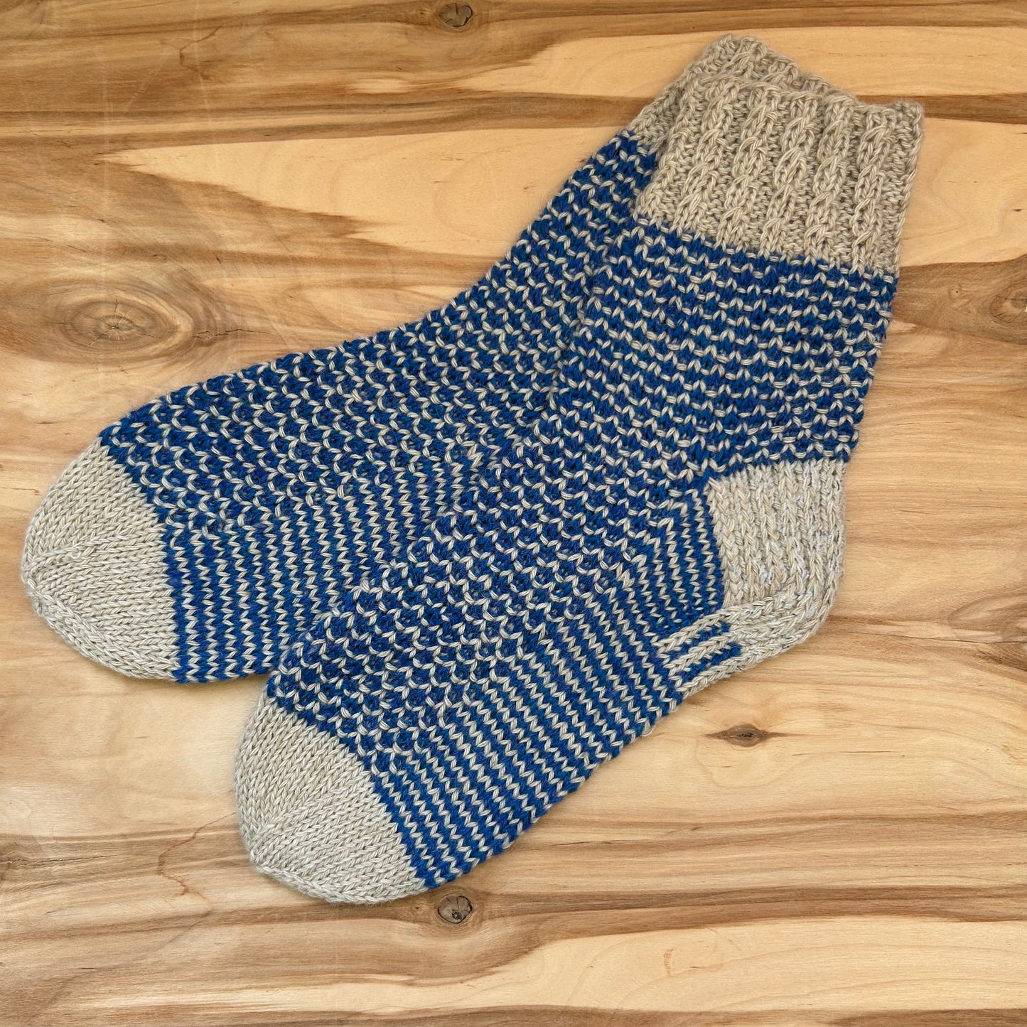 Rakstainas siltās zeķes  bēšā krāsā ar ziliem rakstiem 38.-40.izm. (INPO 104)