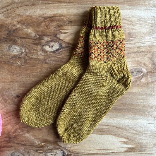 Siltās zeķes vīriešiem  sinepju dzeltenas ar brūniem rakstiņiem 43.-45.izm. (VEZI 37)