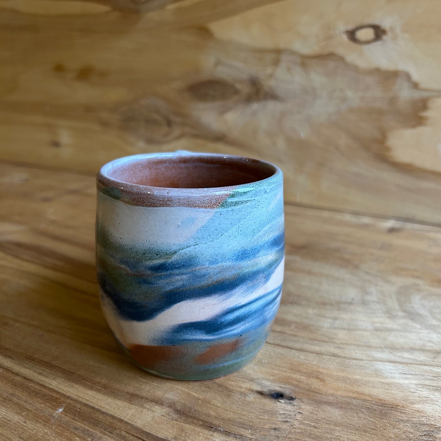 Brūna māla krūze ar glazūras rakstu  (MASP 123)