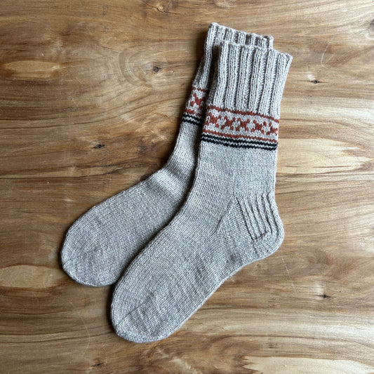 Siltās zeķes 42.-44.izm. gaiši pelēkā krāsā ar oranžiem ornamentiem (MAFE 11)