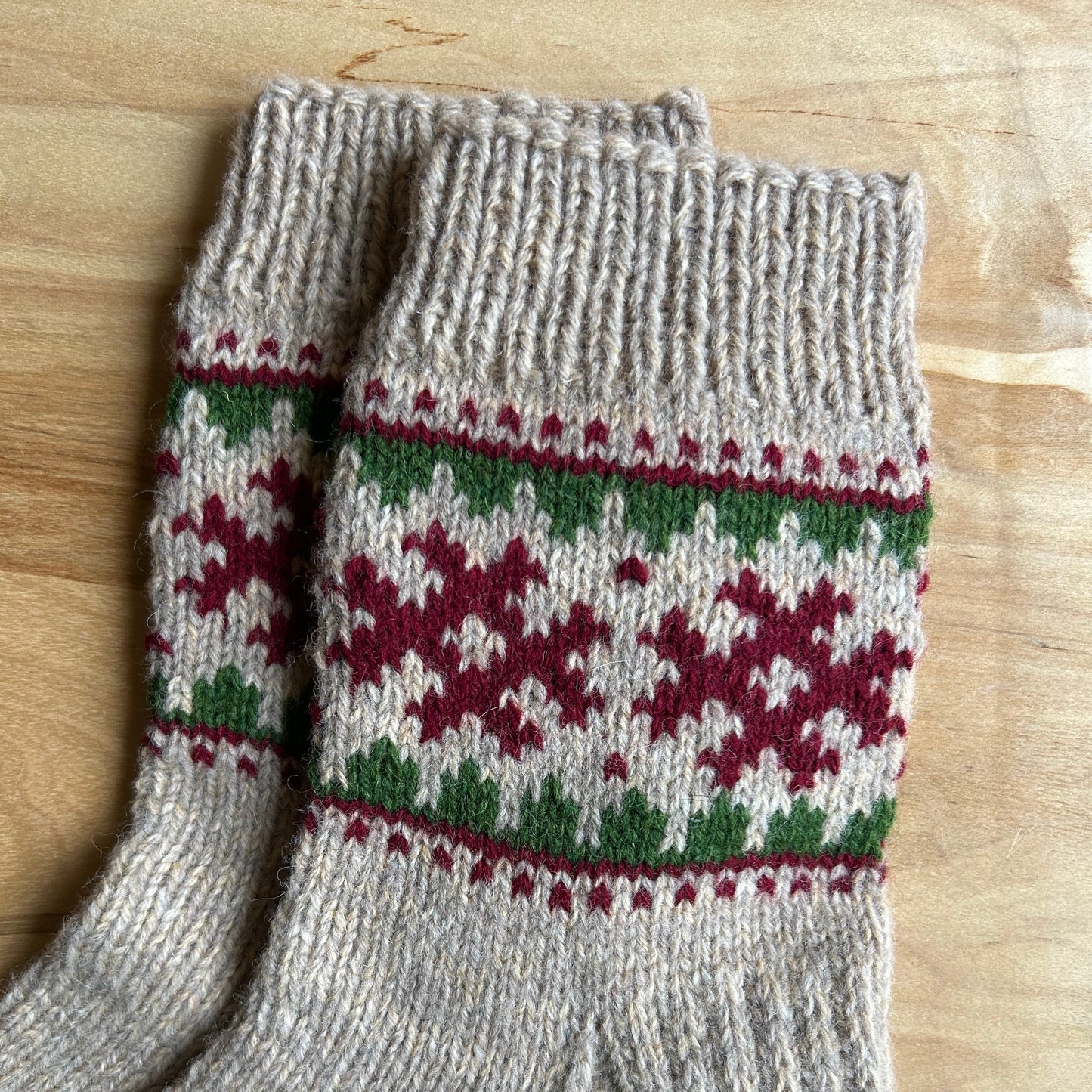 Siltās zeķes 45.-47.izm. gaiši brūnas zeķes ar sarkaniem ornamentiem (MALI 51)