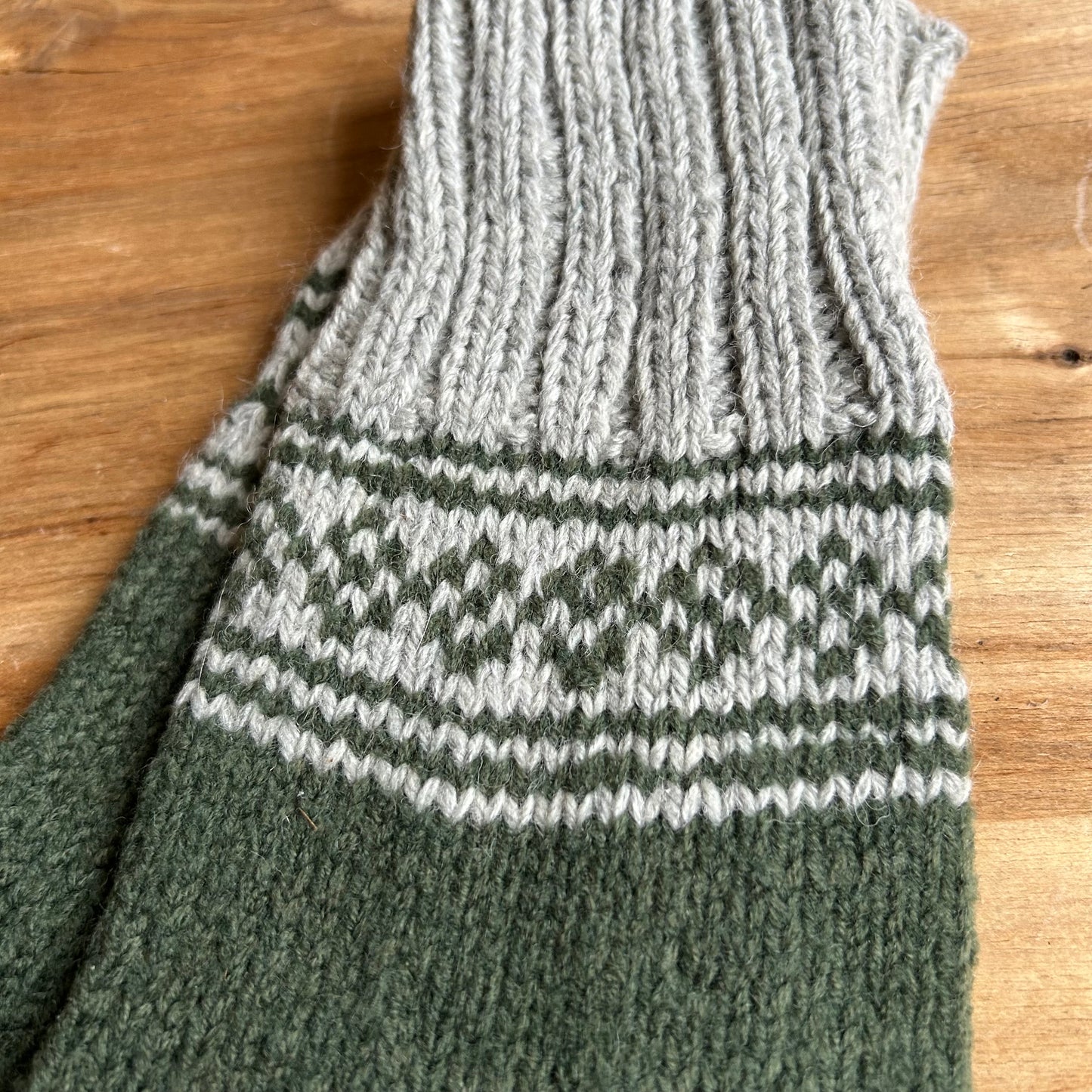 Siltās zeķes 43.-45.izm. zaļā krāsā ornamentiem un pelēku stulmu (MAFE 13)