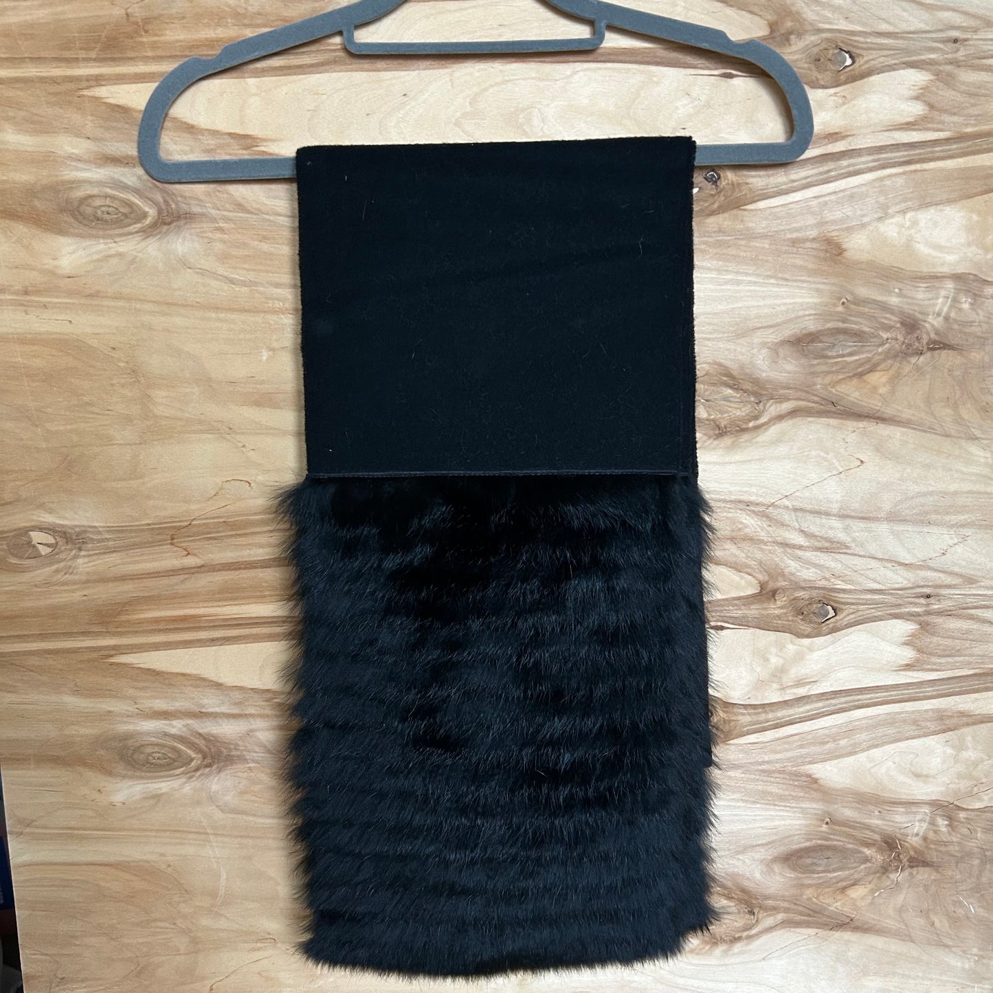 Melna vilnas šalle ar melnu truša vilnas dekoratīvu malu (JĀNA 49)