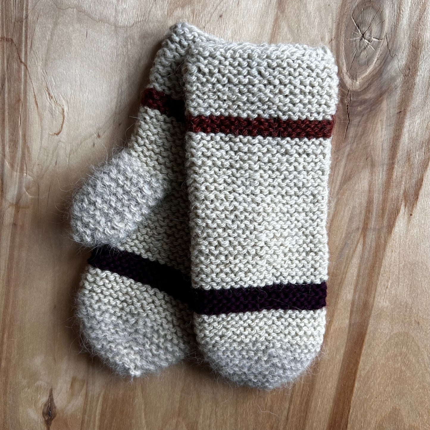 Adīti bērnu dūrainīši dabīgas dzijas krāsā ar brūnām strīpām (VEPA 164)