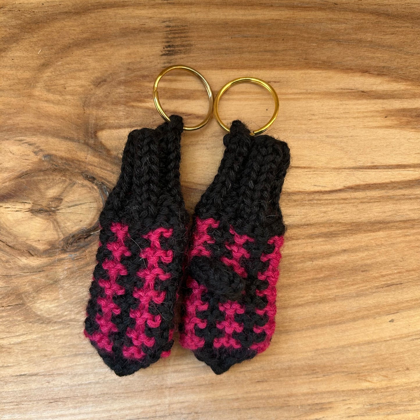 Atslēgu piekariņš - dūrainītis melns ar rozā (VEPA A5)