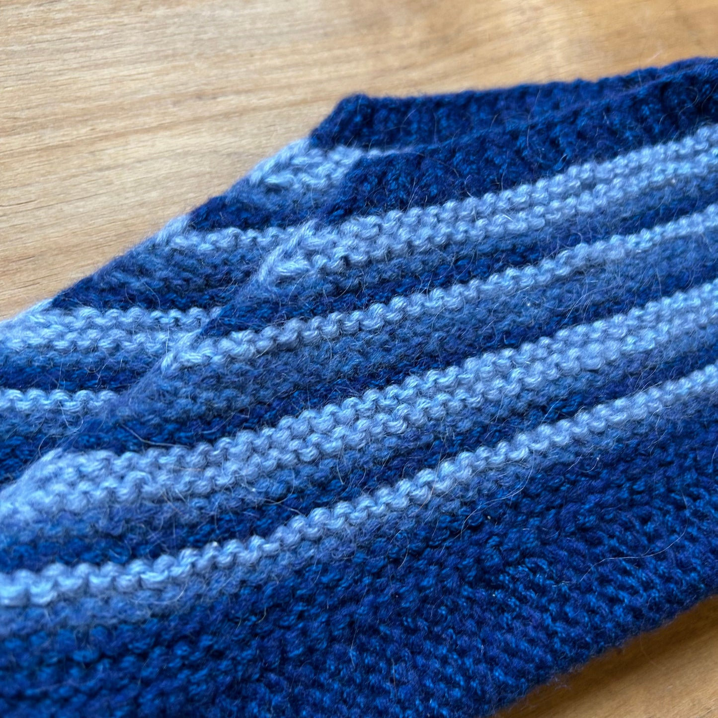 Adītas vilnas čībiņas 36.-38.izm. zilā krāsā ar zilām strīpiņām (DAKU 29)