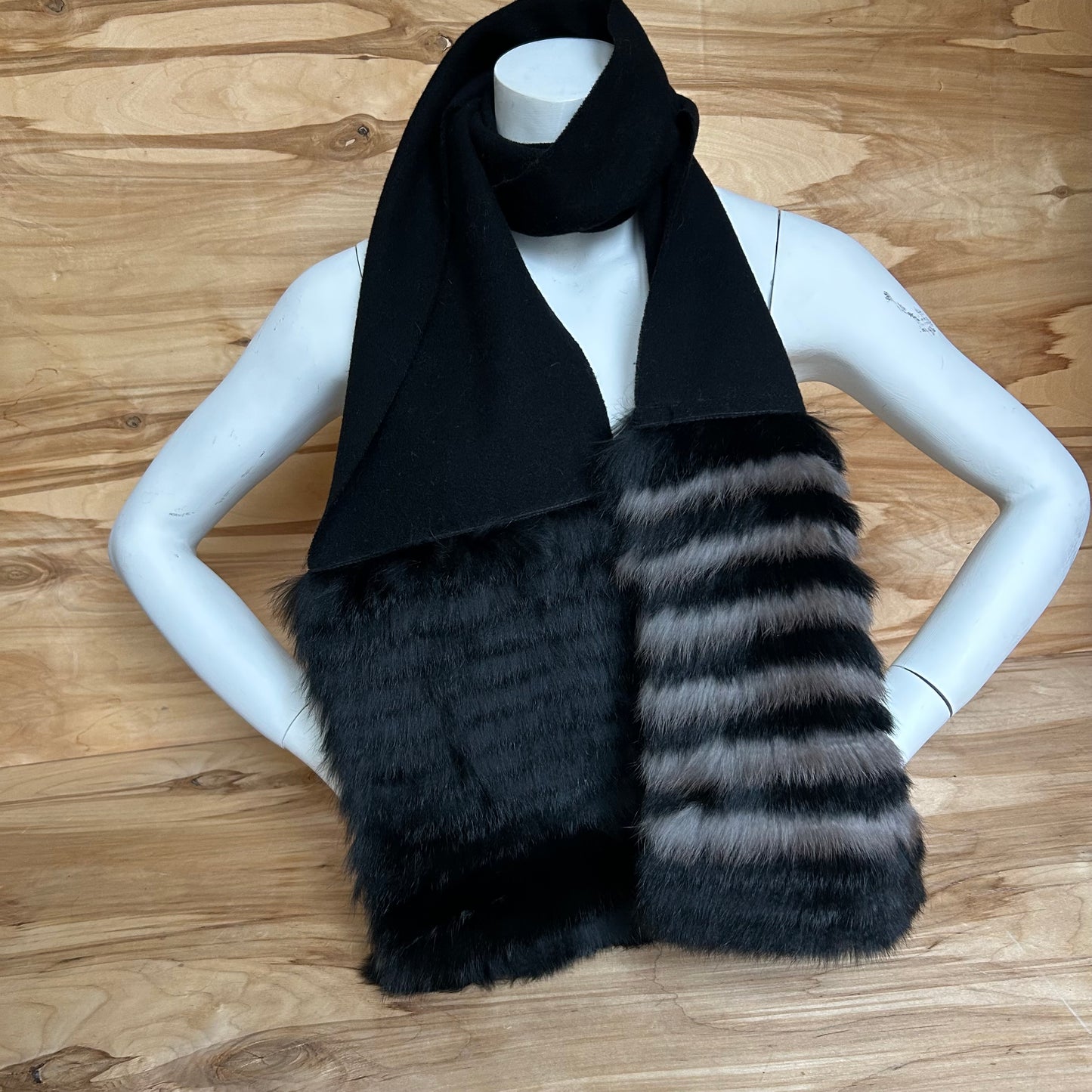 Melna vilnas šalle ar melnu un brūnu truša vilnas dekoratīvu malu (JĀNA 47)