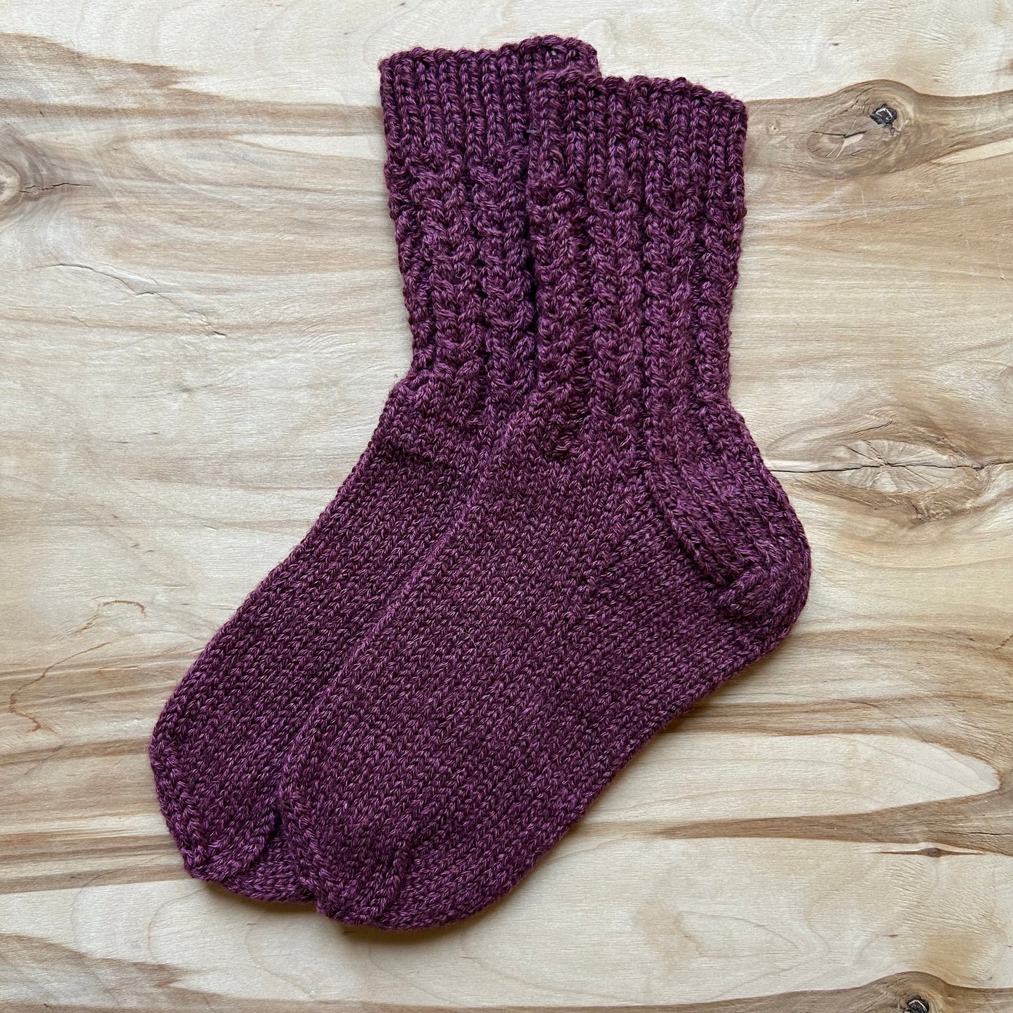 Tumši sarkanas melanža dzijas vilnas zeķes ar rakstainu valnīti 38.-40.izm. (VEPA 132)