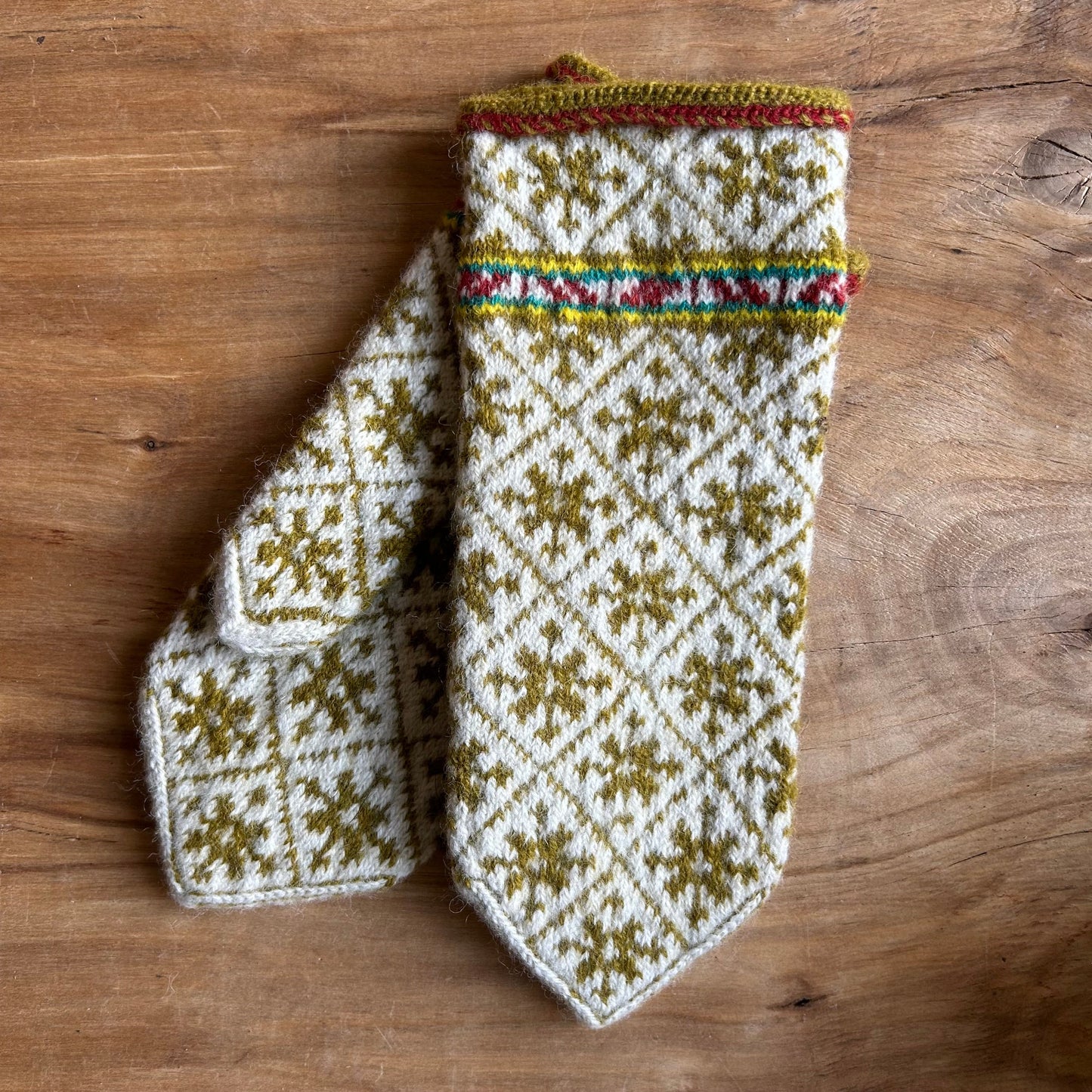 Vilnas dūraiņi ar sūnu zaļiem zvaigznīšu rakstiem rombiņos (AIDZ 38)