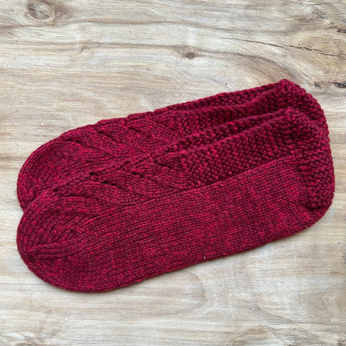 Adītas vilnas čībiņas 42.-44.izm. tumši sarkanā krāsā (DAKU 35)