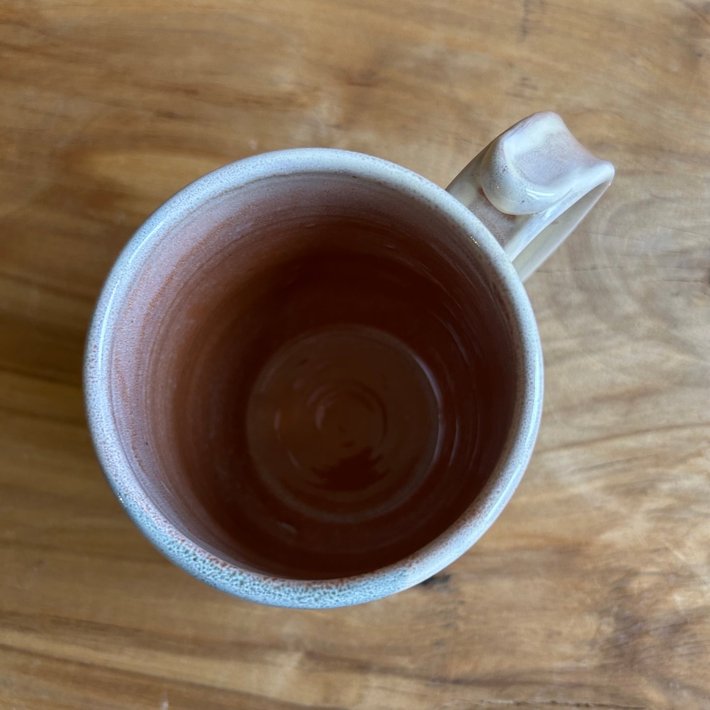 Brūna māla krūze ar glazūras rakstu  (MASP 127)