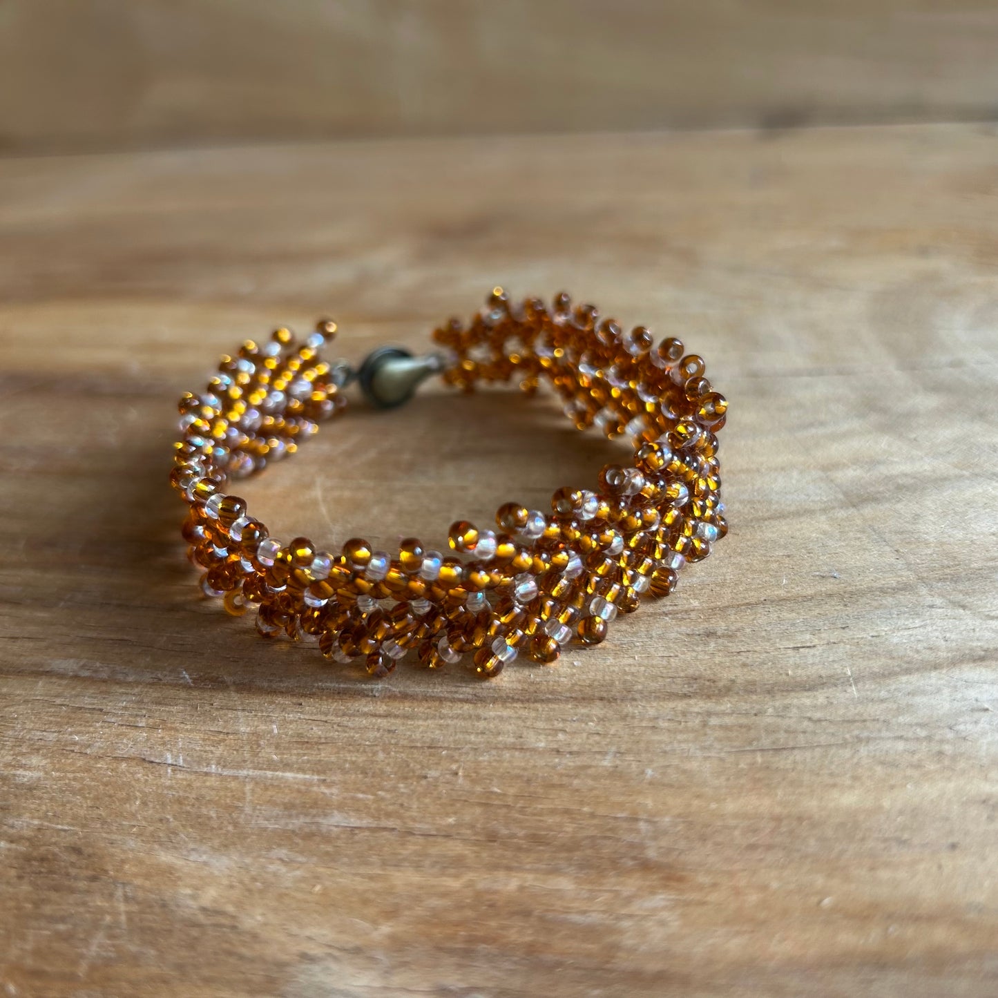 Pērļota aproce brūnā krāsā (ZAMI 53)