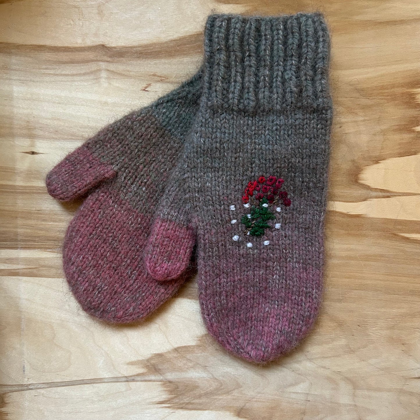 Brūni rozā adīti dūraiņi ar izšūtu zīmējumu (RUTO 2)