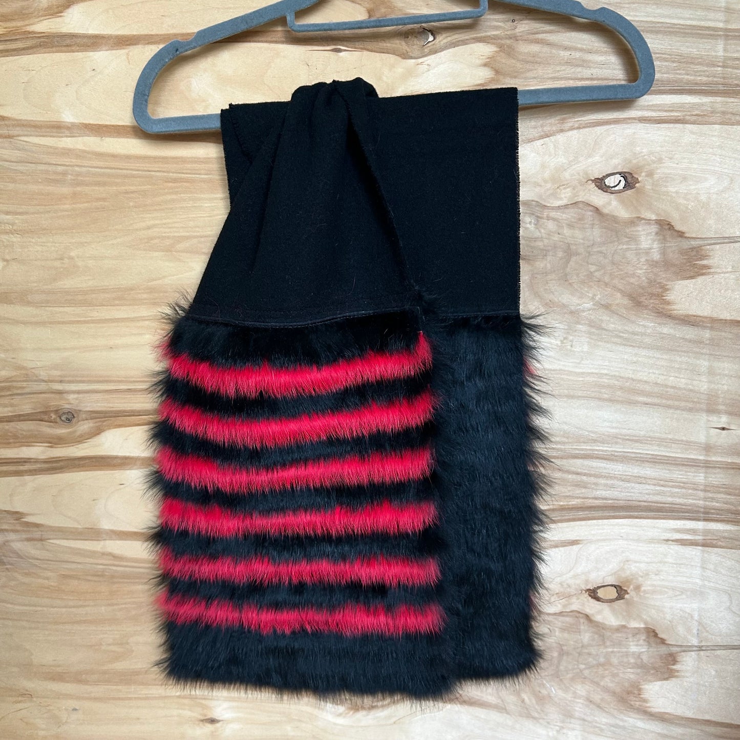 Melna vilnas šalle ar melnu / sarkanu truša vilnas dekoratīvu malu (JĀNA 43)