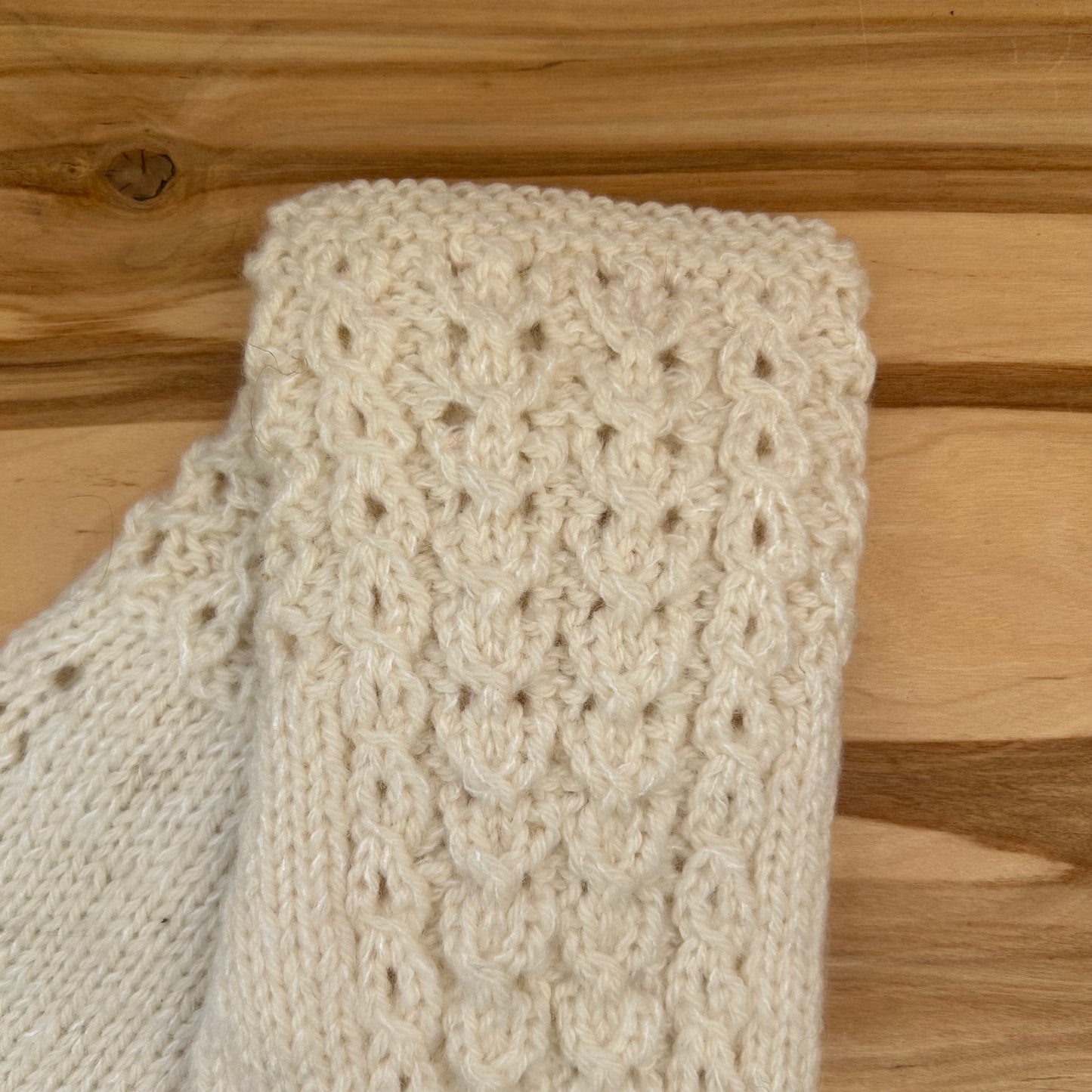 Rokām adīti balti pirkstaini cimdi (DZTO 94)