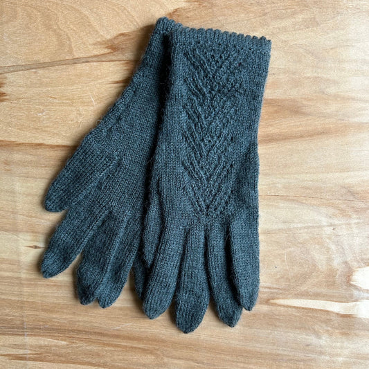 Rokām adīti tumši pelēkzaļi pirkstaiņi ar skujiņas rakstu plaukstas virspusē (INVA 53)