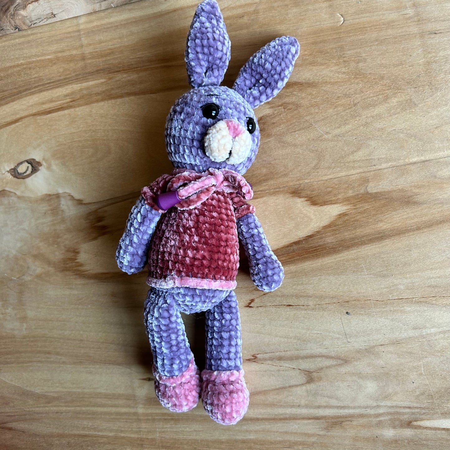 Tamborēts violets zaķis ar rozā kreklu (AIPU 142)