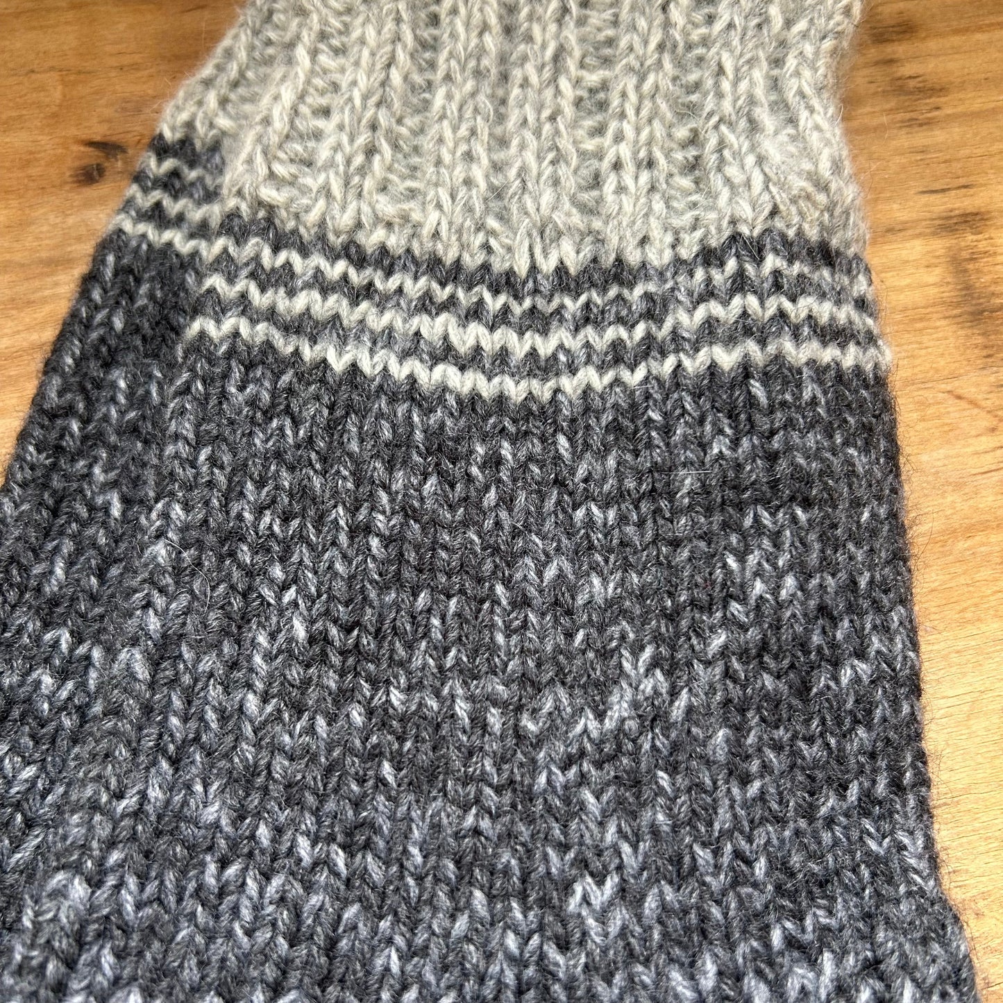 Siltās zeķes 44.-46.izm. tumši brūnā krāsā ar gaiši brūniem ornamentiem (MAFE 22)