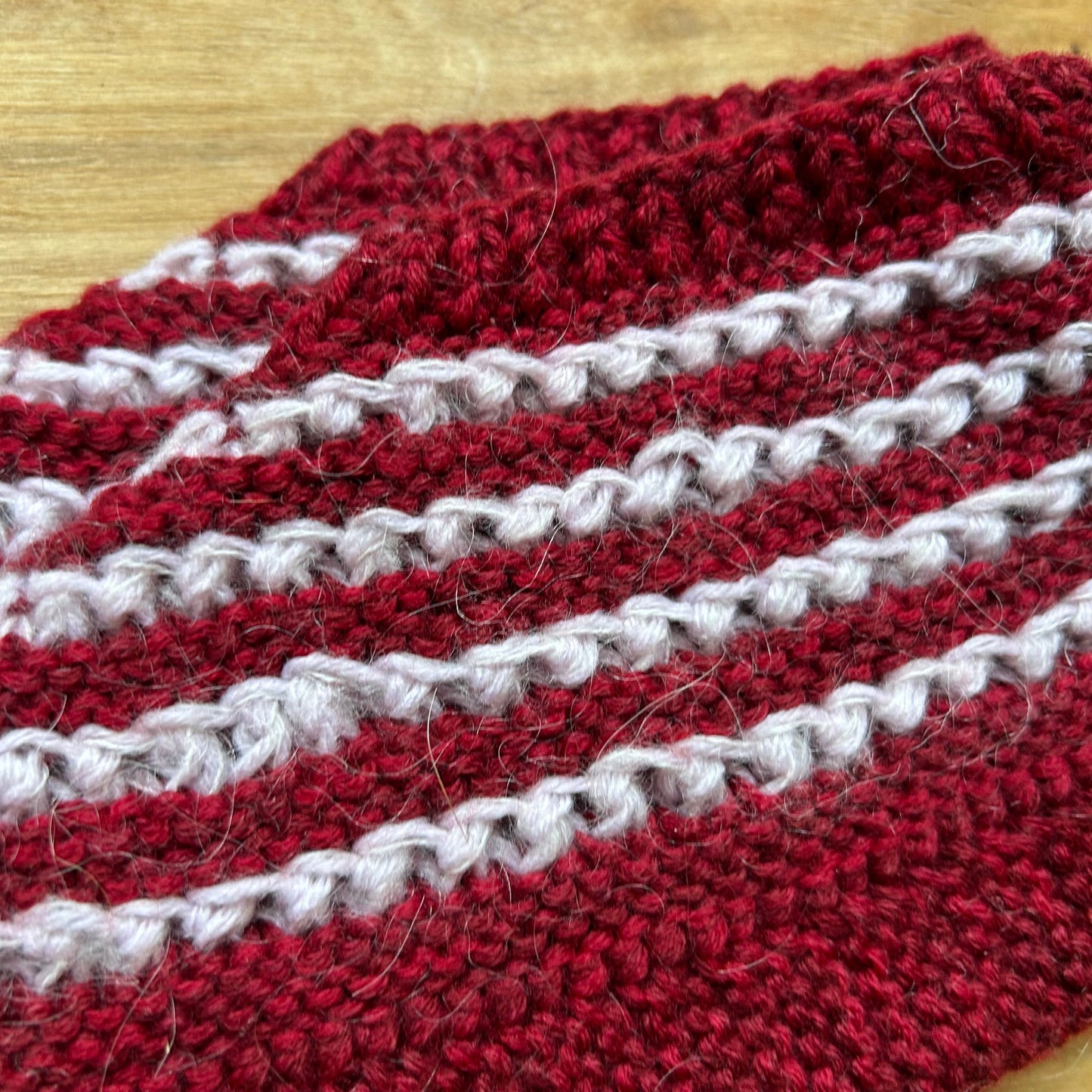 Adītas vilnas čībiņas 36.-38.izm. tumši sarkanas ar gaiši rozā strīpiņu (DAKU 31)