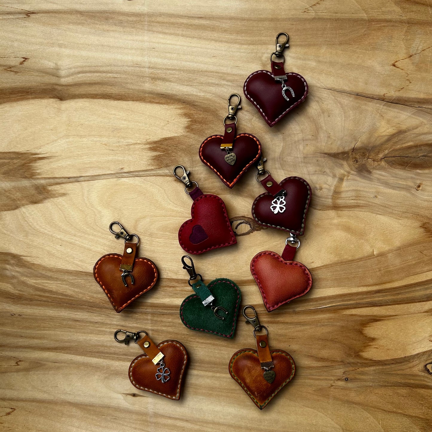 Ādas atslēgu piekariņš -  zaļa zamšādas sirsniņa (JĀNA 96)