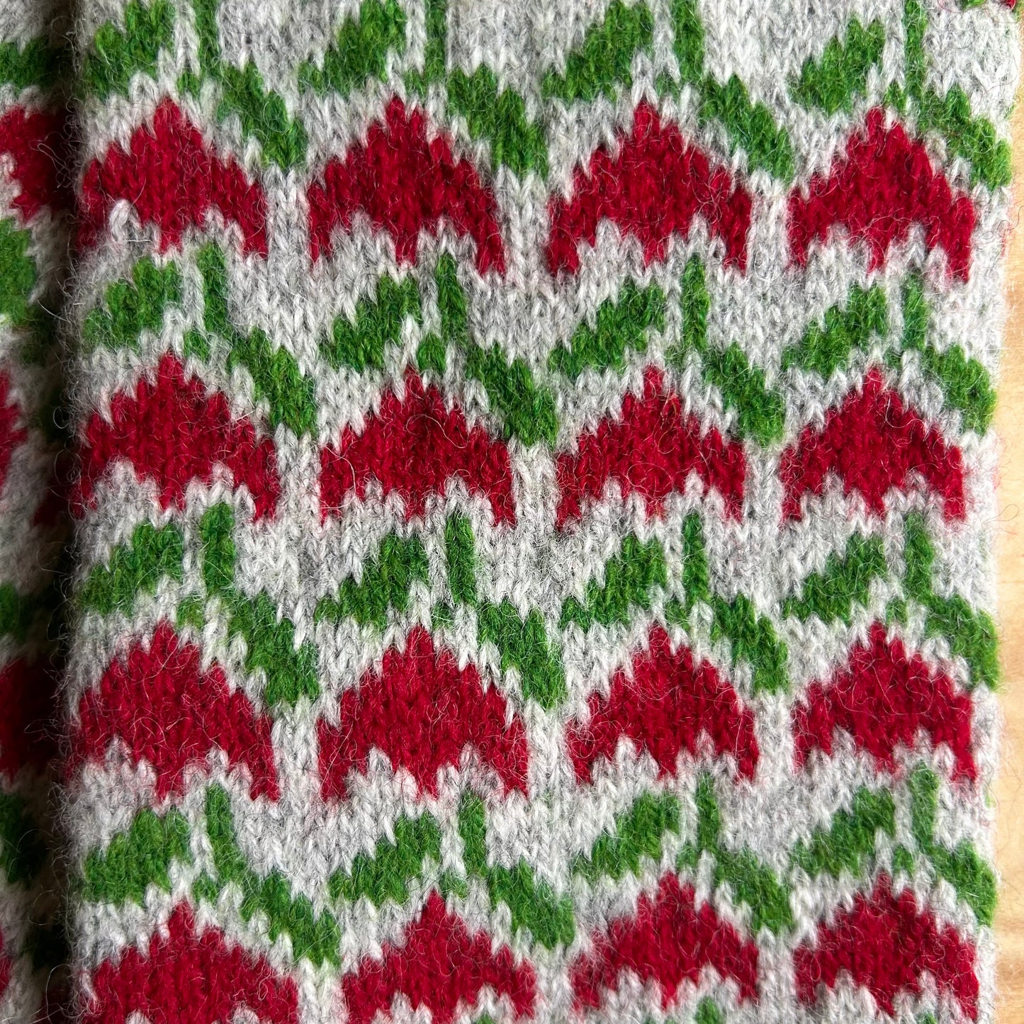 Gaiši pelēki sieviešu dūraiņi ar tulpīšu ornamentu (MALI 57)