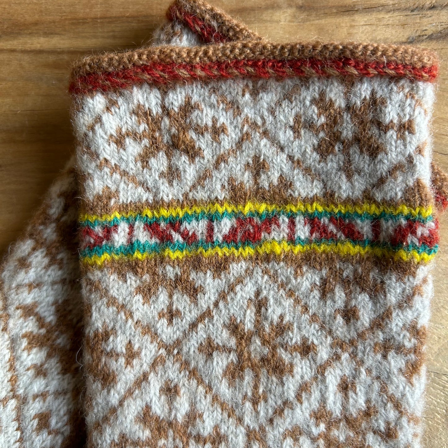 Vilnas dūraiņi ar brūniem zvaigznīšu rakstiem rombiņos (AIDZ 44)