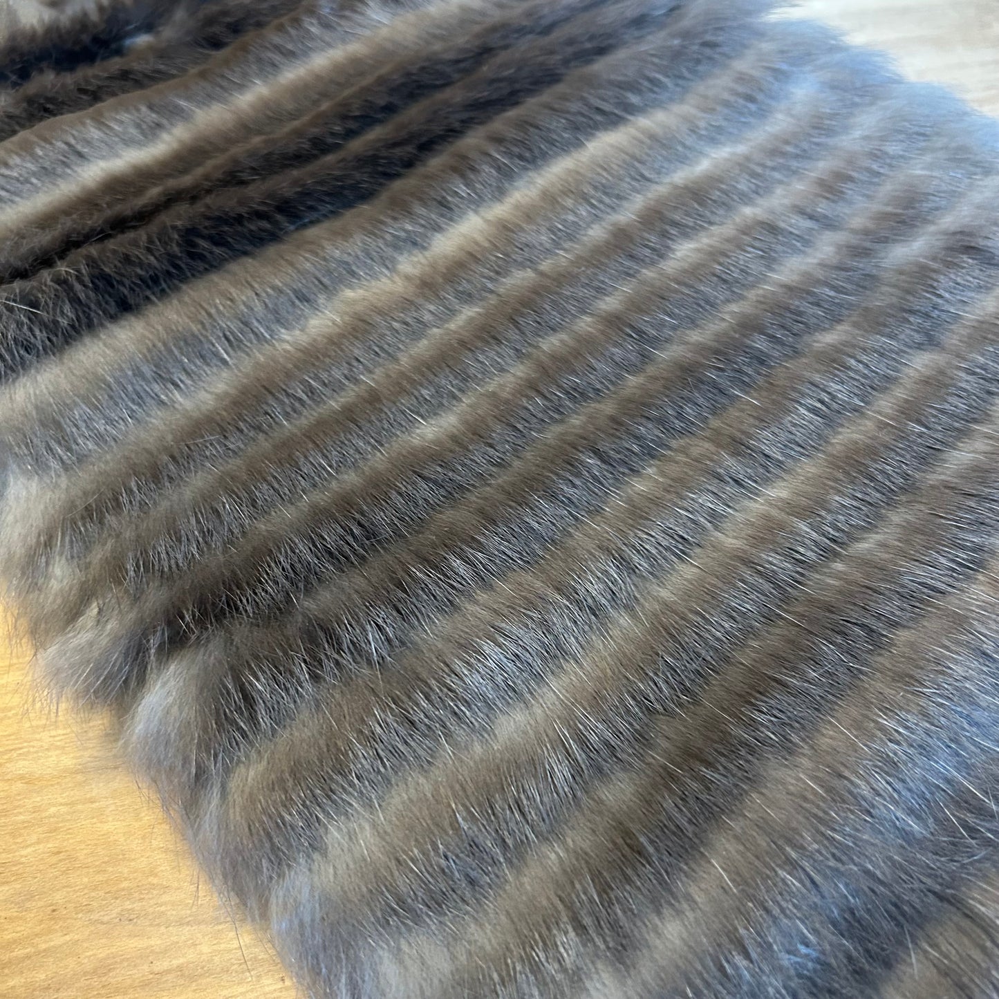 Pelēkbrūna šalle ar pelēku truša vilnas dekoratīvu malu (JĀNA 35)