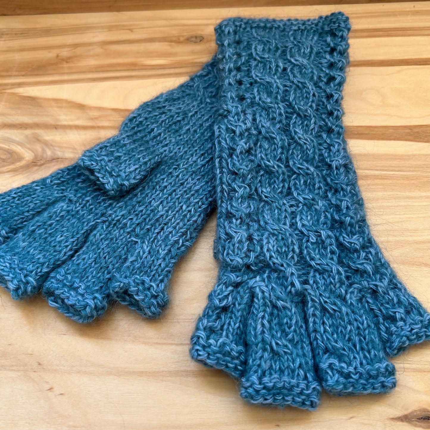 Rokām adīti  puscimdi zilā krāsā (DZTO 97)