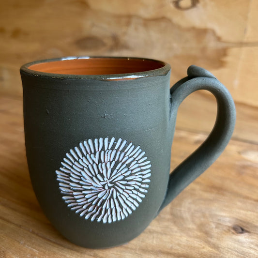 Tumši zaļgana māla krūze  (MASP 131)