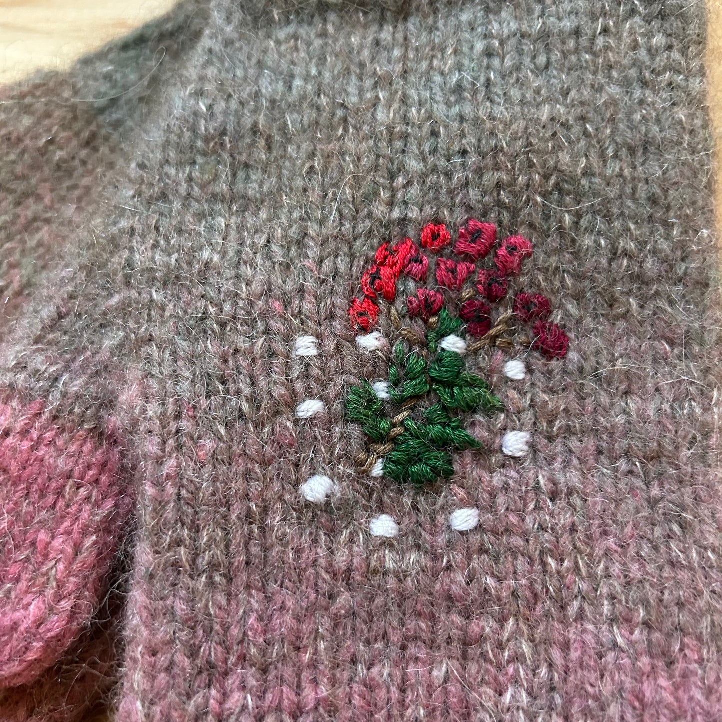 Brūni rozā adīti dūraiņi ar izšūtu zīmējumu (RUTO 2)